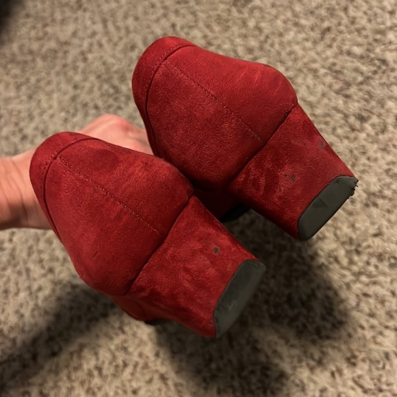 Unisa sz 8 red wedge office/business attire heels silver buckle - Picture 3 of 6